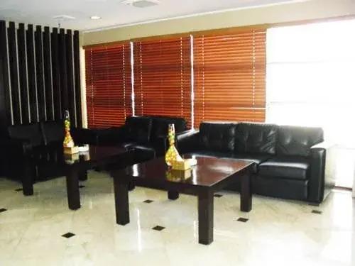 Сурабая: Hotel Istana Permata Ngesong