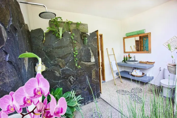 Сукавати: Floating Leaf Eco-Luxury Retreat