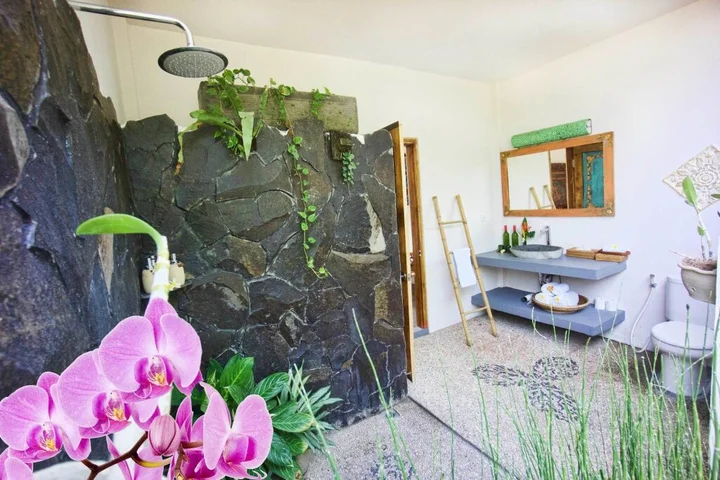 Сукавати: Floating Leaf Eco-Luxury Retreat