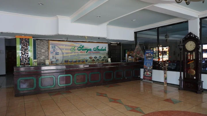 Бату: Hotel Surya Indah