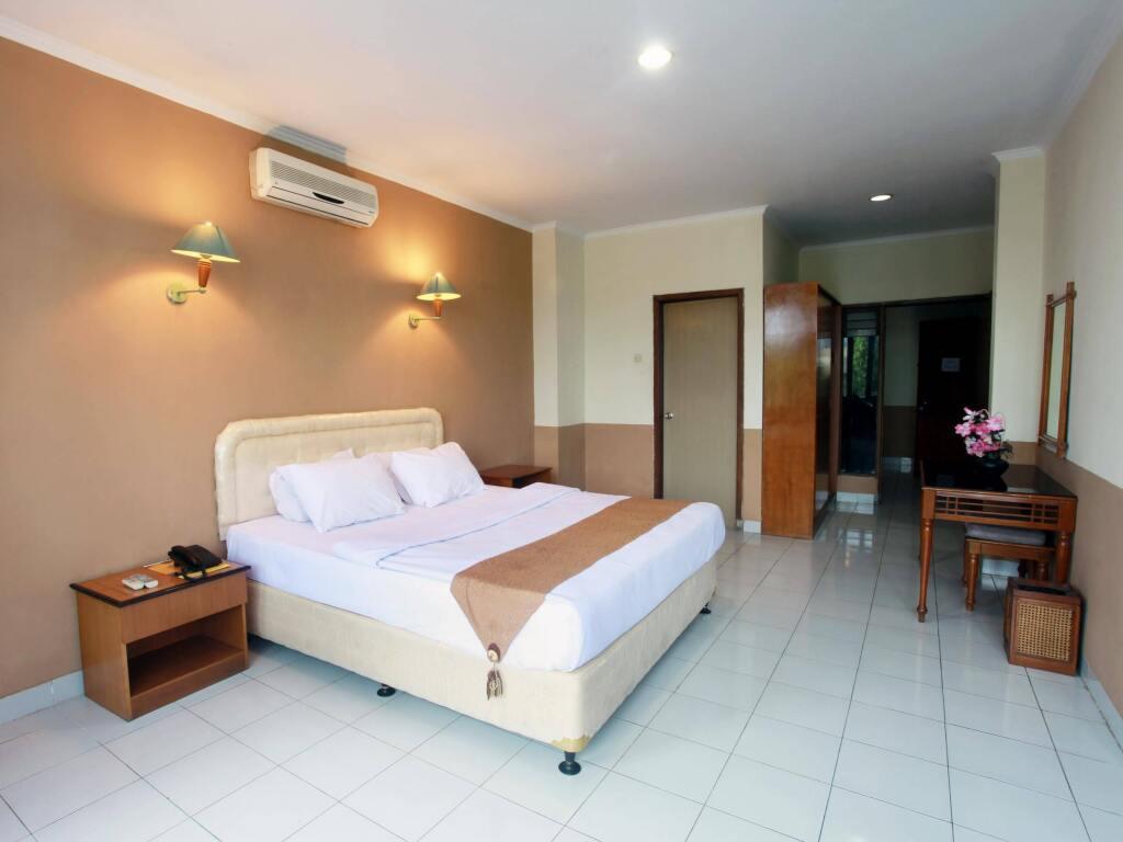 Alexander Hotel  Tegal — фото 1