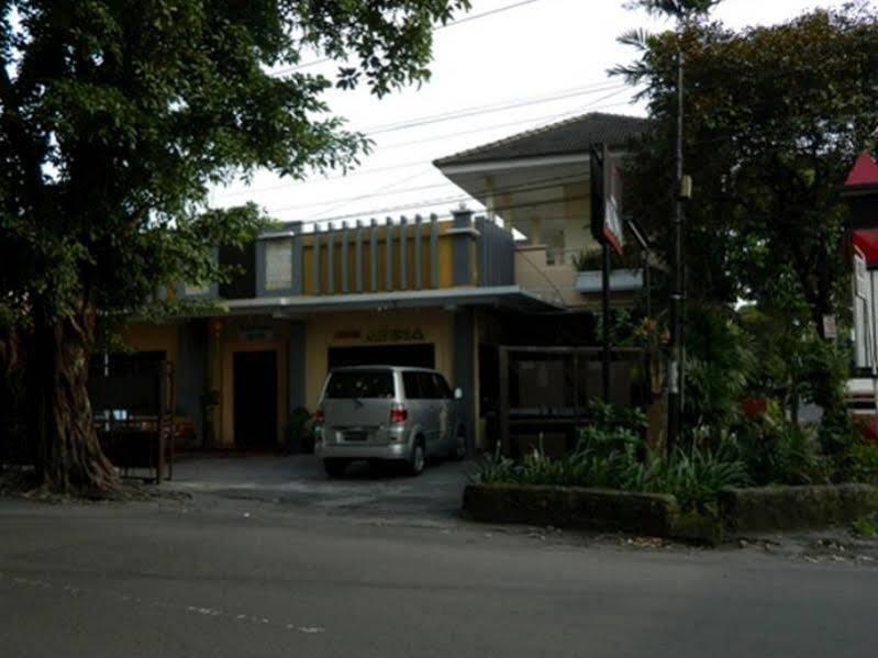 Суракарта: Hotel Atina