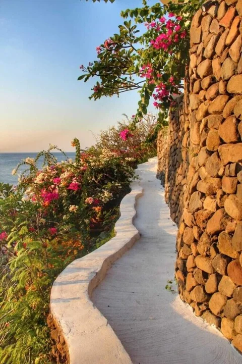 Бунутан: Waenis Sunset View Bungalow and Restaurant