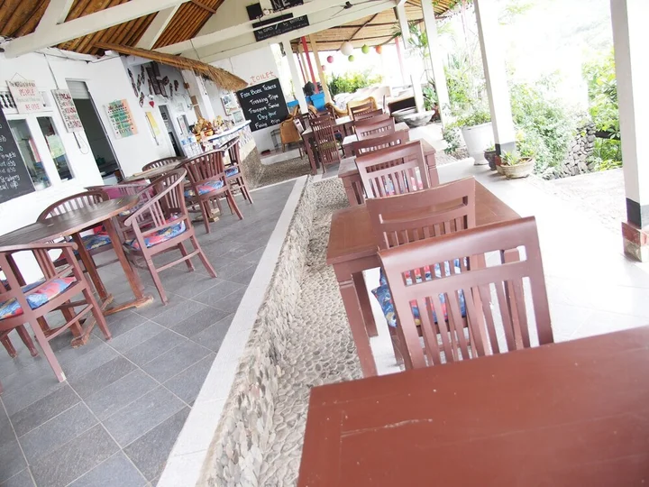 Бунутан: Waenis Sunset View Bungalow and Restaurant