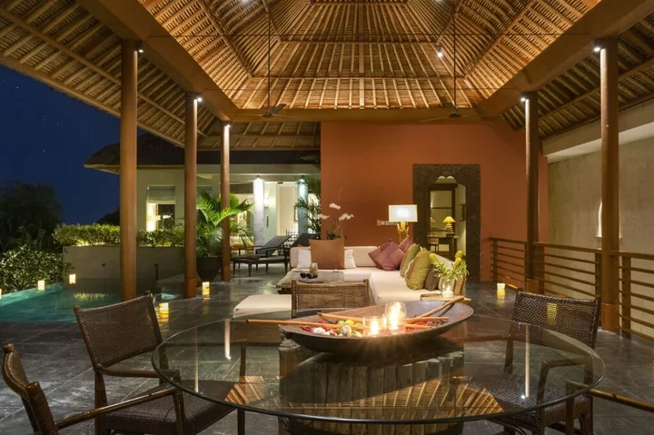 Беноа: The Longhouse Jimbaran Bali