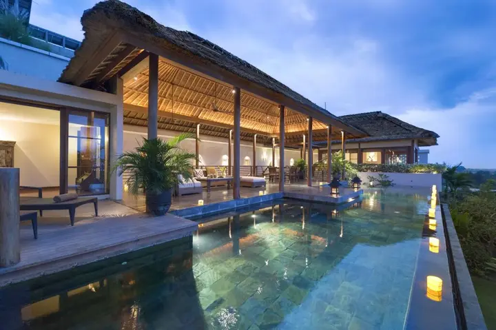 Беноа: The Longhouse Jimbaran Bali