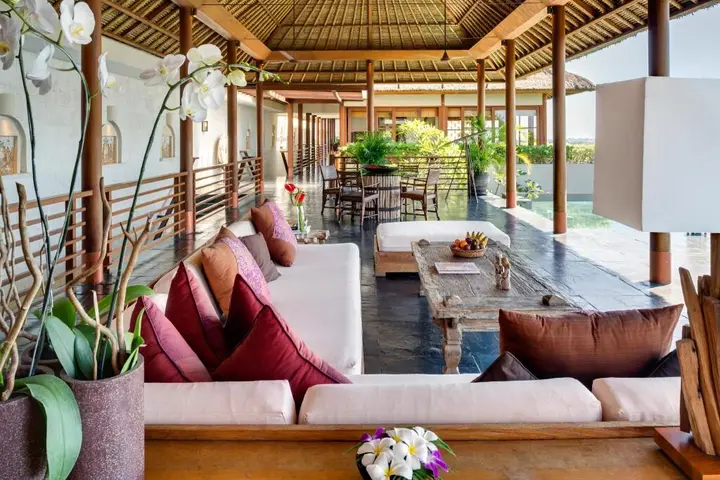 Беноа: The Longhouse Jimbaran Bali