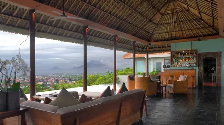 Беноа: The Longhouse Jimbaran Bali