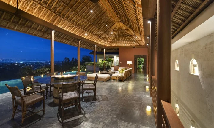 Беноа: The Longhouse Jimbaran Bali