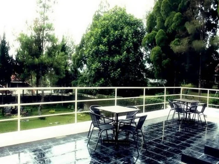 Бандунг: "rumah Pinus" Guesthouse & Cafe