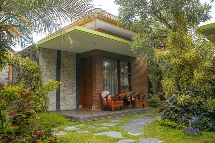 Депок: Rumput Resort & Resto