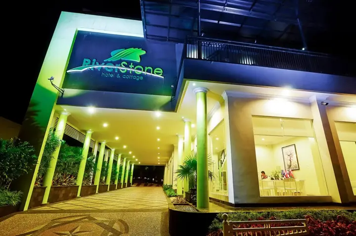 Бату: Riverstone Hotel and Cottage