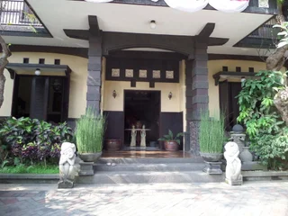 Маланг: De Clove Guest House