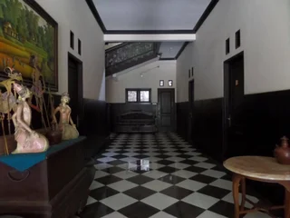 Маланг: De Clove Guest House