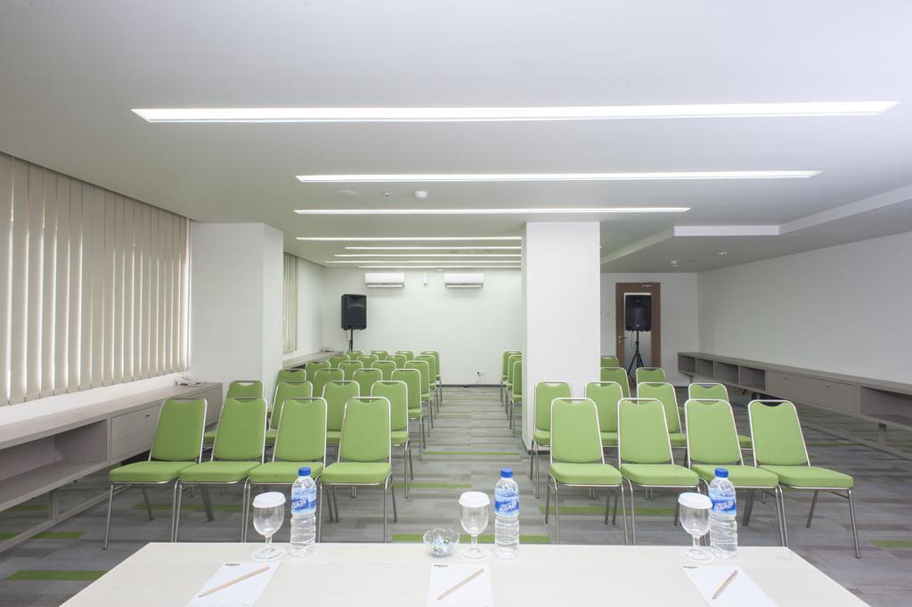 Сурабая: MaxOneHotels at Dharmahusada - Surabaya