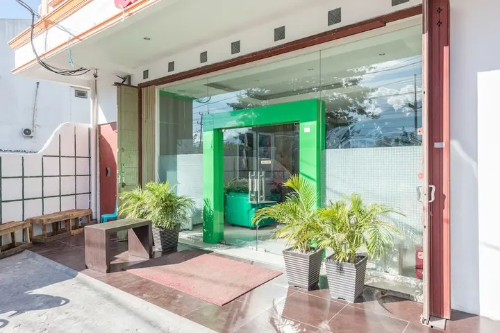 Палу: Airy Tatura Emmy Saelan 33 Palu