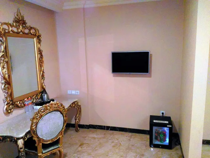Бату: Apple Green Hotel