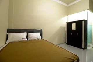 Сурабая: RedDoorz near Petra University