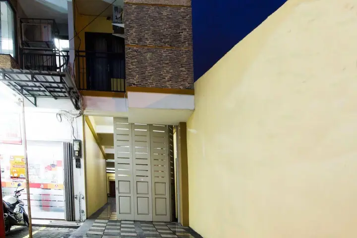 Сурабая: RedDoorz near Petra University
