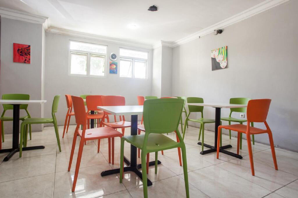 Сурабая: RedDoorz near Marvel City Mall