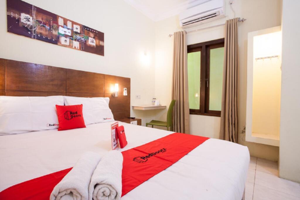 Сурабая: RedDoorz near Marvel City Mall