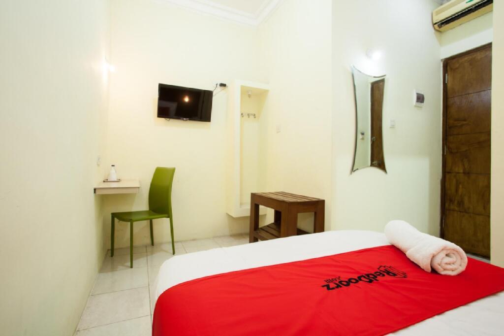 Сурабая: RedDoorz near Marvel City Mall