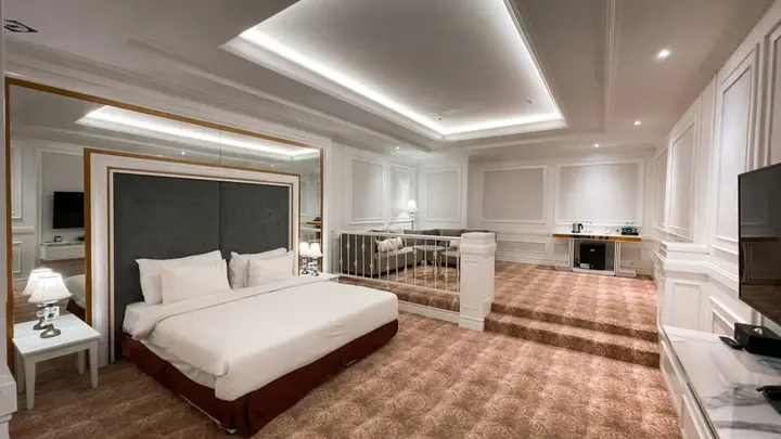 Legok: The Grantage Hotel & Sky Lounge