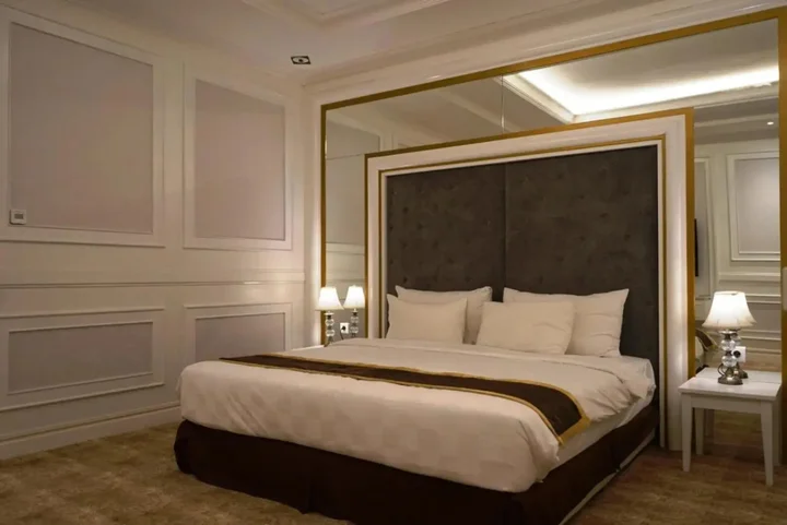 Legok: The Grantage Hotel & Sky Lounge