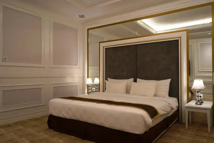 Legok: The Grantage Hotel & Sky Lounge