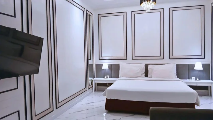 Legok: The Grantage Hotel & Sky Lounge