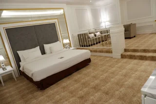 Legok: The Grantage Hotel & Sky Lounge