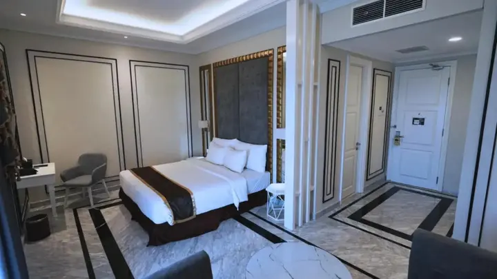 Legok: The Grantage Hotel & Sky Lounge