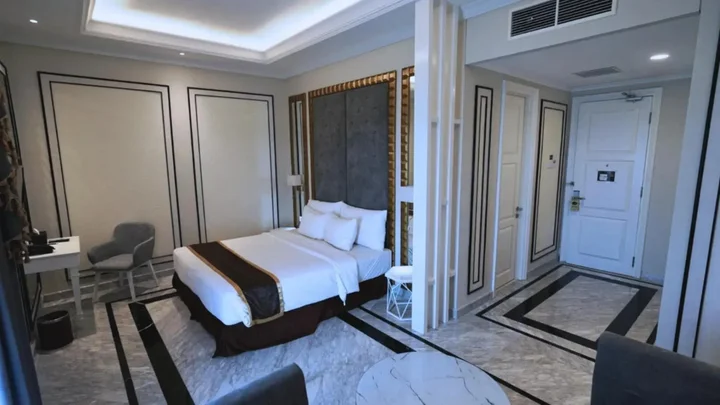 Legok: The Grantage Hotel & Sky Lounge