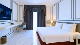 Legok: The Grantage Hotel & Sky Lounge