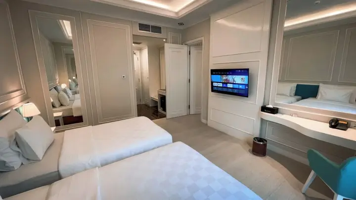 Legok: The Grantage Hotel & Sky Lounge