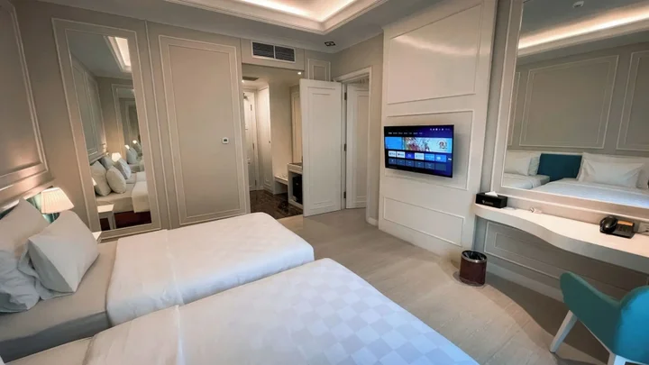 Legok: The Grantage Hotel & Sky Lounge