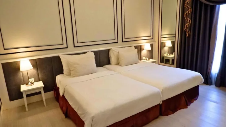 Legok: The Grantage Hotel & Sky Lounge