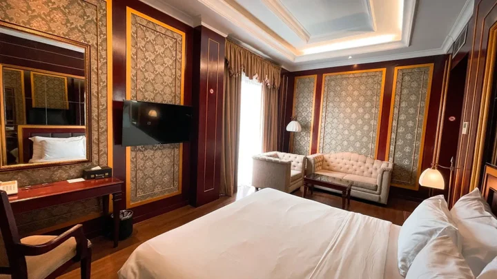 Legok: The Grantage Hotel & Sky Lounge