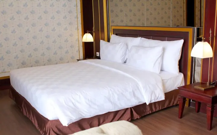 Legok: The Grantage Hotel & Sky Lounge