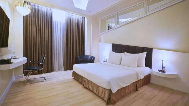 Legok: The Grantage Hotel & Sky Lounge