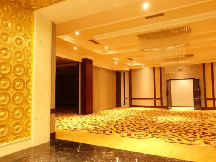 Legok: The Grantage Hotel & Sky Lounge