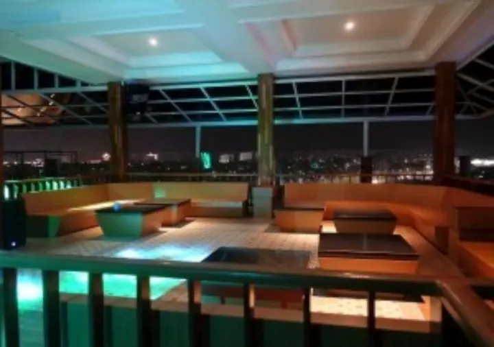 Legok: The Grantage Hotel & Sky Lounge