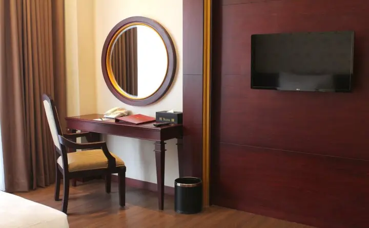 Legok: The Grantage Hotel & Sky Lounge