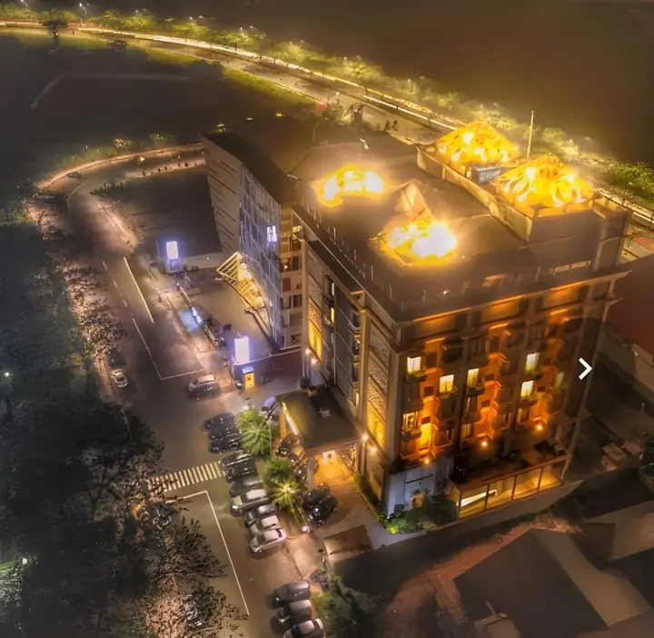 Legok: The Grantage Hotel & Sky Lounge