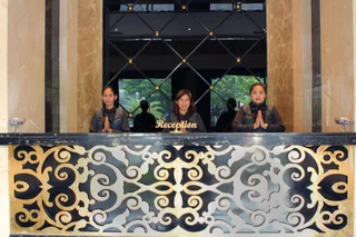 Legok: The Grantage Hotel & Sky Lounge