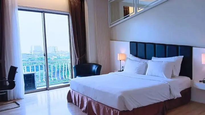 Legok: The Grantage Hotel & Sky Lounge
