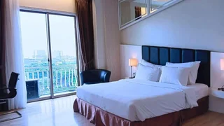 Legok: The Grantage Hotel & Sky Lounge