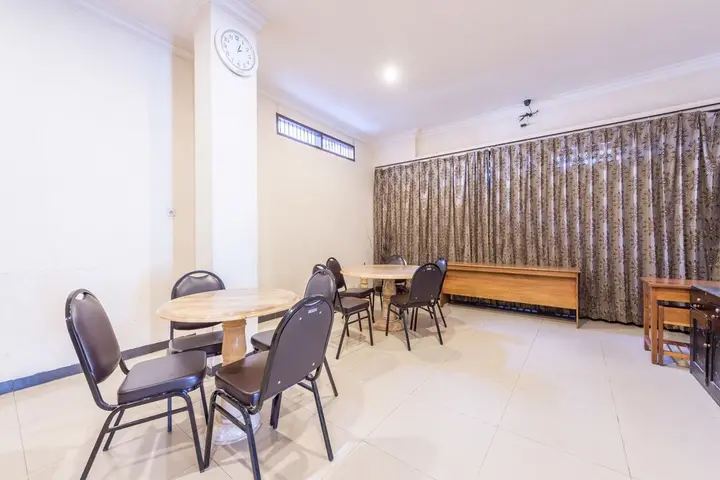 Палу: Airy Siranindi Sis Al Jufri 17 Palu