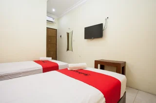 Сурабая: RedDoorz near Rungkut Industry