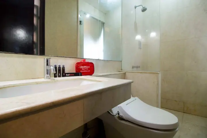 Сурабая: RedDoorz near Rungkut Industry